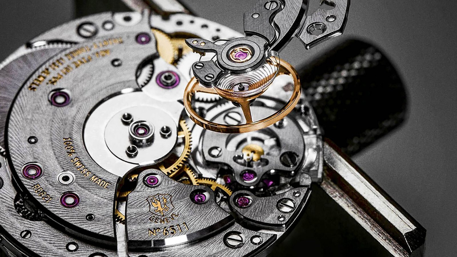Blick ins Uhrwerk: Das Genfer Siegel garantiert, dass diese Uhr der Marke Roger Dubuis komplett in Genf gefertigt wurdeFoto: Werksfoto/ Blick ins Uhrwerk: Das Genfer Siegel garantiert, dass diese Uhr der Marke Roger Dubuis komplett in Genf gefertigt wurdeFoto: Werksfoto/