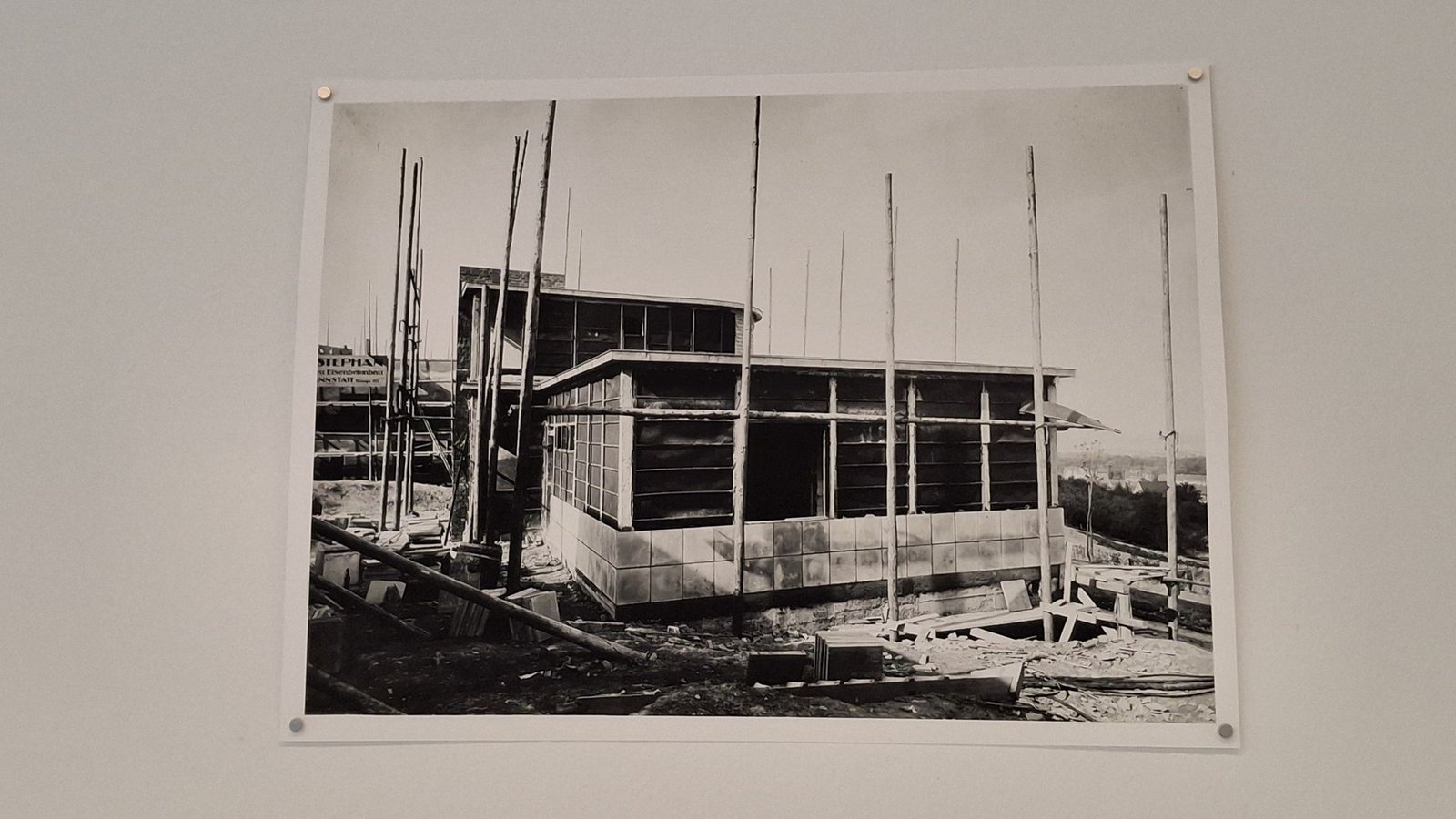 Die Ausstellung zeigt auch, dass Otto Lossen bereits während der Bauarbeiten  der Weissenhofsiedlung fotografiert hat.Foto: Golombek