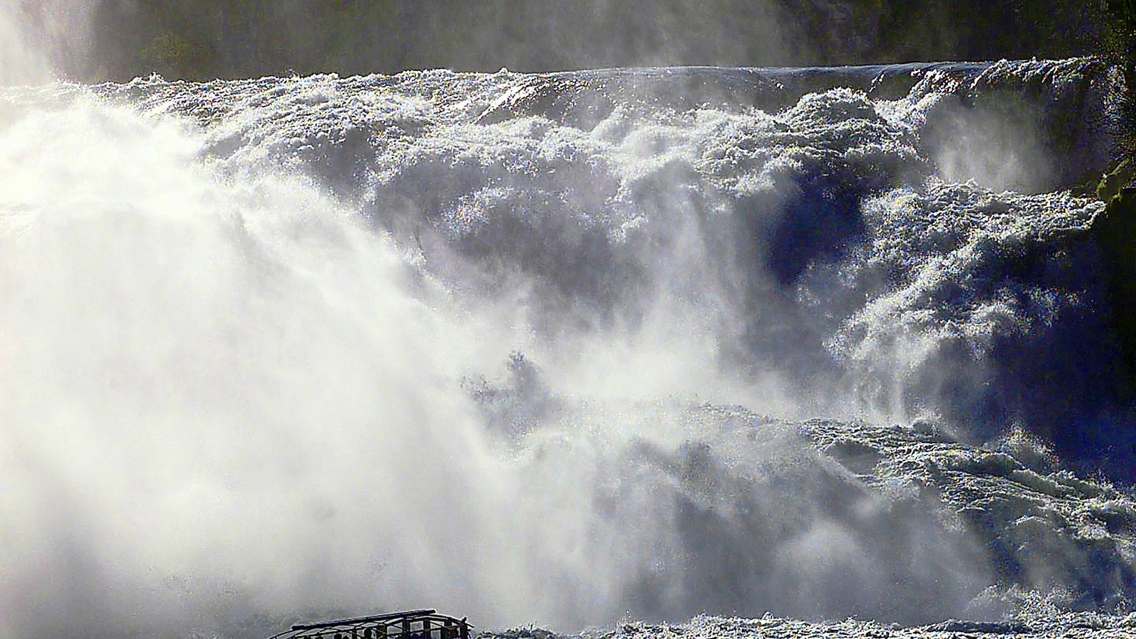Der imposante Rheinfall bei Schaffhausen gehört zu den größten Attraktionen, die knapp hinter der baden-württembergischen Landesgrenze erreicht werden können.Foto: picture-alliance / dpa/Patrick_Seeger Der imposante Rheinfall bei Schaffhausen gehört zu den größten Attraktionen, die knapp hinter der baden-württembergischen Landesgrenze erreicht werden können.Foto: picture-alliance / dpa/Patrick_Seeger
