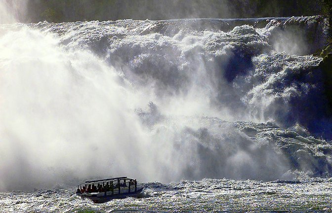 Der imposante Rheinfall bei Schaffhausen gehört zu den größten Attraktionen, die knapp hinter der baden-württembergischen Landesgrenze erreicht werden können.<span class='image-autor'>Foto: picture-alliance / dpa/Patrick_Seeger</span>