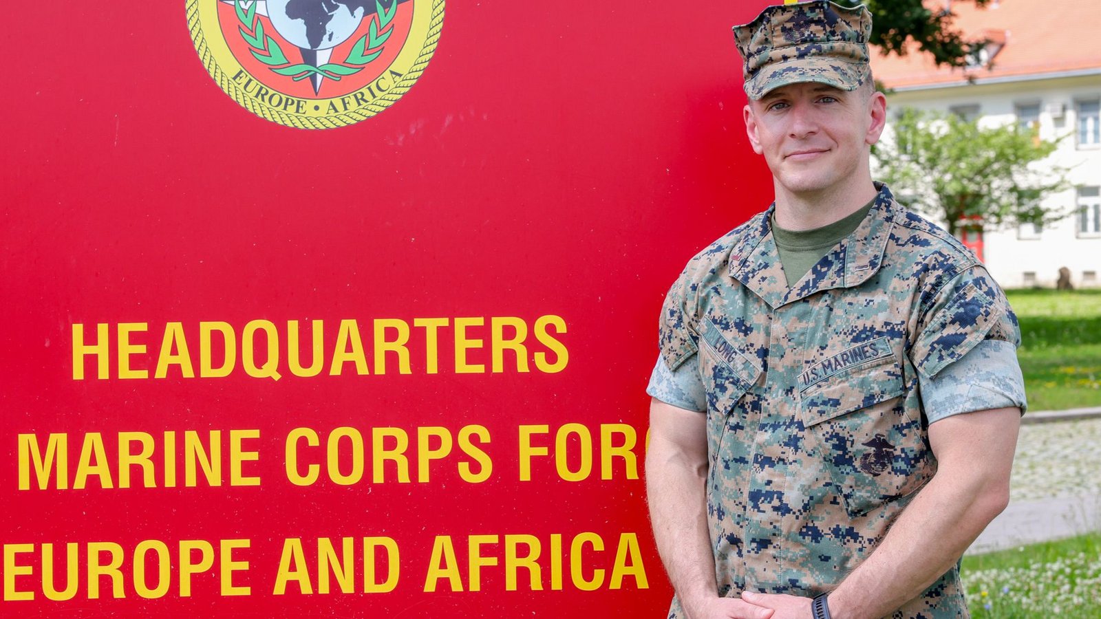 Der deutschstämmige Oberleutnant  Matthew H. Long vor dem Hauptquartier der US-Marines in der Böblinger PanzerkaserneFoto: /Stefanie Schlecht