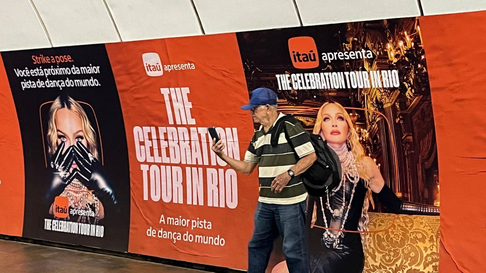 Der Staat zahlt: Werbung für das Gratis-Konzert von Madonna in der U-Bahn von Rio de JaneiroFoto: AFP/Pablo Porciuncla