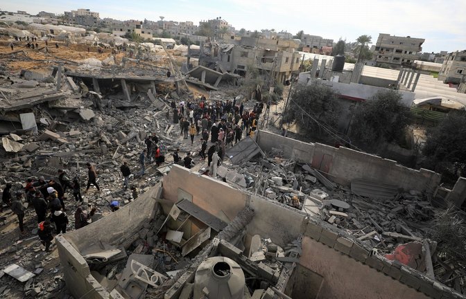 Zerstörte Gebäude in Rafah. Israel bereitet dort derzeit eine groß angelegte Militäroperation vor (Archivfoto).<span class='image-autor'>Foto: dpa/Yasser Qudih</span>