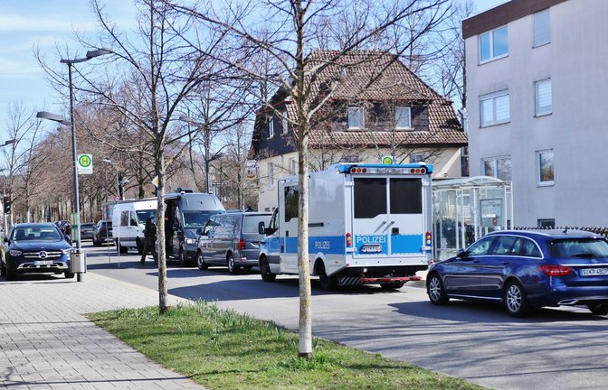 Ermittler von BKA und LKA in der Reutlinger Peter-Rosegger-Straße: wenig Ahnung vom Militär.<span class='image-autor'>Foto: Kevin Lermer/7aktuell.de</span>