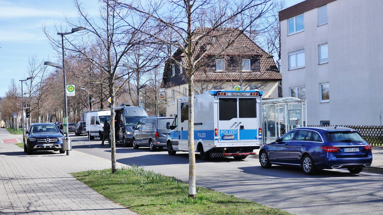 Ermittler von BKA und LKA in der Reutlinger Peter-Rosegger-Straße: wenig Ahnung vom Militär.Foto: Kevin Lermer/7aktuell.de