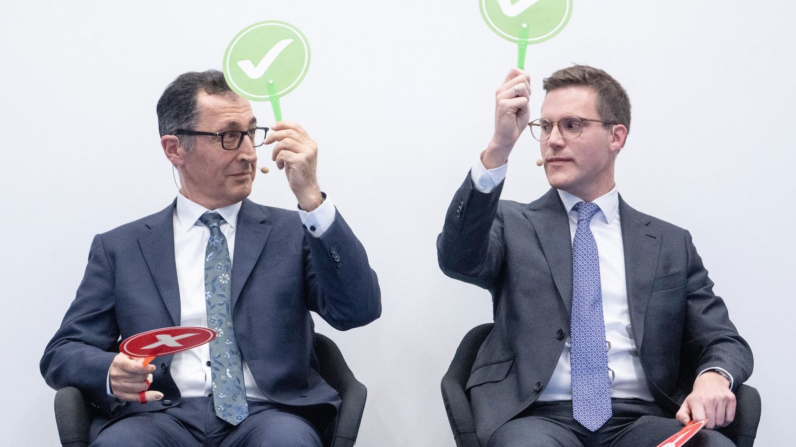 Wer hat am Ende die Nase vorne? Zwischen Grünen-Spitzenkandidat Cem Özdemir und CDU-Frontmann Manuel Hagel zeichnet sich wenige Tage vor der Landtagswahl in Baden-Württemberg ein enges Rennen ab. (Archivbild)Foto: Marijan Murat/dpa