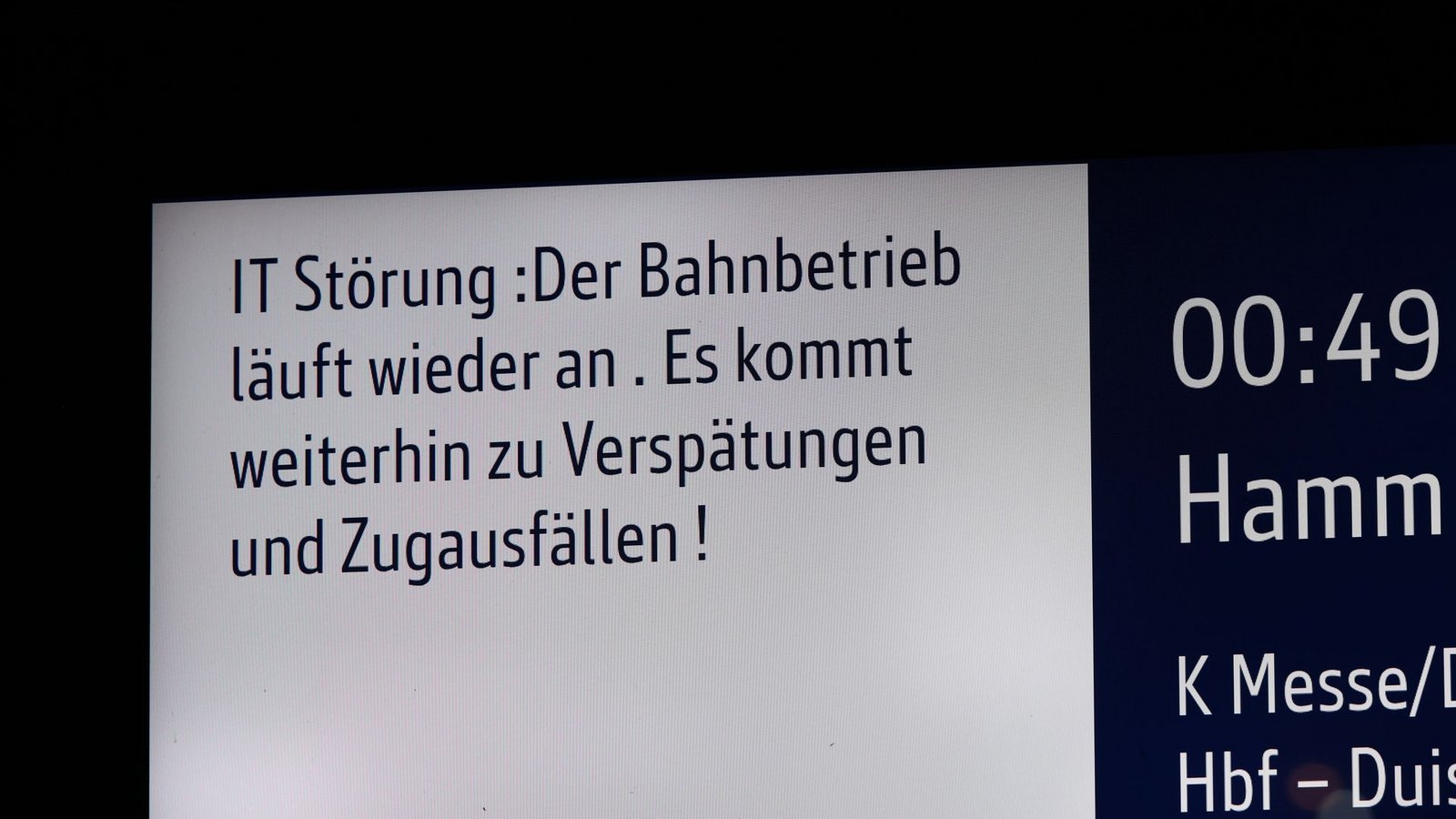 "Der Bahnbetrieb läuft wieder an": Über diese Nachricht freuten sich Reisende in der Nacht.Foto: Rolf Vennenbernd/dpa "Der Bahnbetrieb läuft wieder an": Über diese Nachricht freuten sich Reisende in der Nacht.Foto: Rolf Vennenbernd/dpa