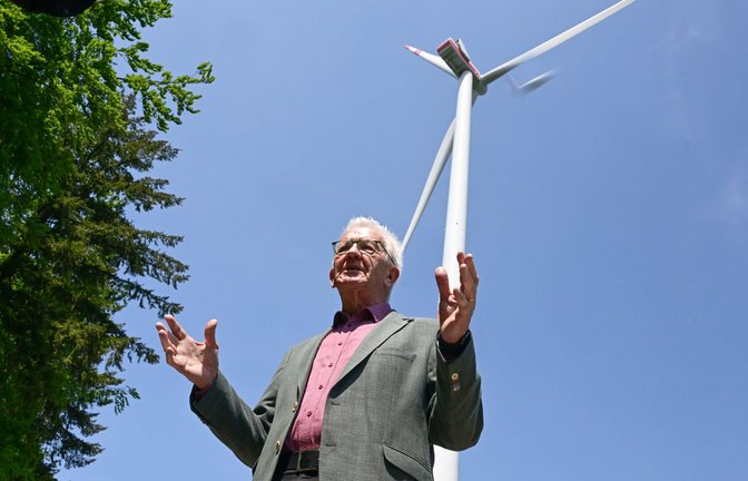 Selbst Ministerpräsident Winfried Kretschmann (hier bei der Besichtigung eines Windrades im Kreis Schwäbisch Hall im Jahr 2023) hat nicht mehr daran geglaubt, dass das Ziel von 1000 Anlagen zu schaffen sei.<span class='image-autor'>Foto: dpa</span>