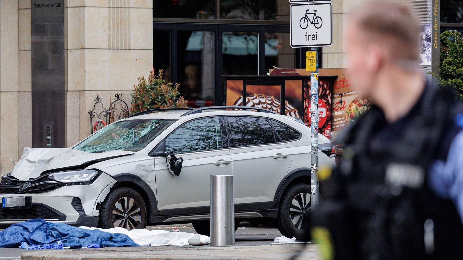 Der Fahrer befindet sich aktuell in polizeilichem Gewahrsam.Foto: AFP/JENS SCHLUETER Der Fahrer befindet sich aktuell in polizeilichem Gewahrsam.Foto: AFP/JENS SCHLUETER