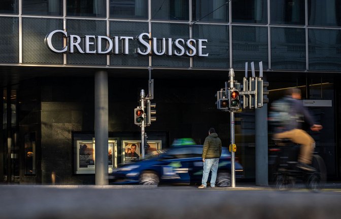 Ganz abgehakt haben Anleger die Rettung der Bank Credit Suisse noch nicht.<span class='image-autor'>Foto: AFP/FABRICE COFFRINI</span>