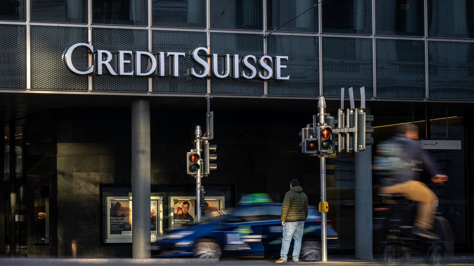 Ganz abgehakt haben Anleger die Rettung der Bank Credit Suisse noch nicht.Foto: AFP/FABRICE COFFRINI