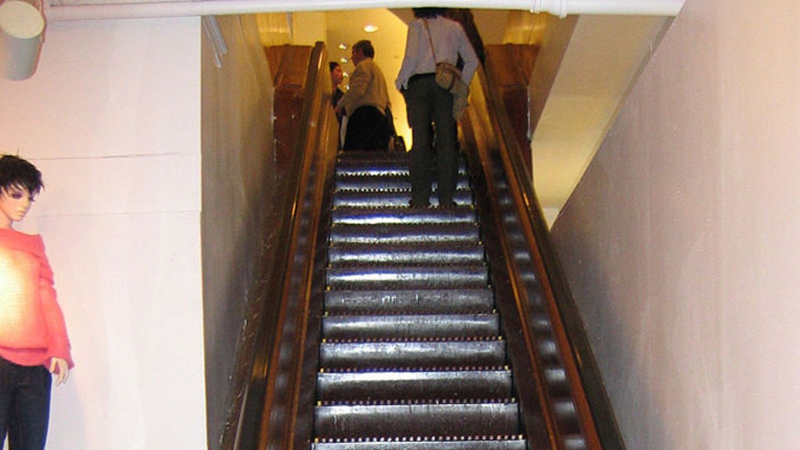 Eine der ältesten erhaltenen Rolltreppen befindet sich im Macy’s Herald Square Store in New York City. Die Holztreppe stammt aus dem Jahr 1927.Foto: Wikipedia commons/Xiaphias CC BY-SA 3.0 Eine der ältesten erhaltenen Rolltreppen befindet sich im Macy’s Herald Square Store in New York City. Die Holztreppe stammt aus dem Jahr 1927.Foto: Wikipedia commons/Xiaphias CC BY-SA 3.0