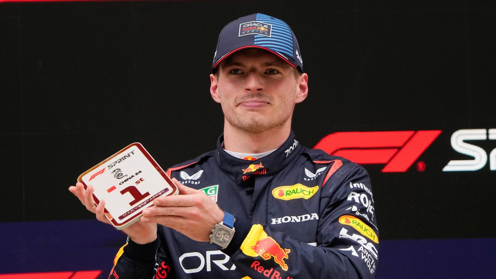Red-Bull-Pilot Max Verstappen siegte im ersten Sprintrennen der Saison.Foto: Andy Wong/AP/dpa