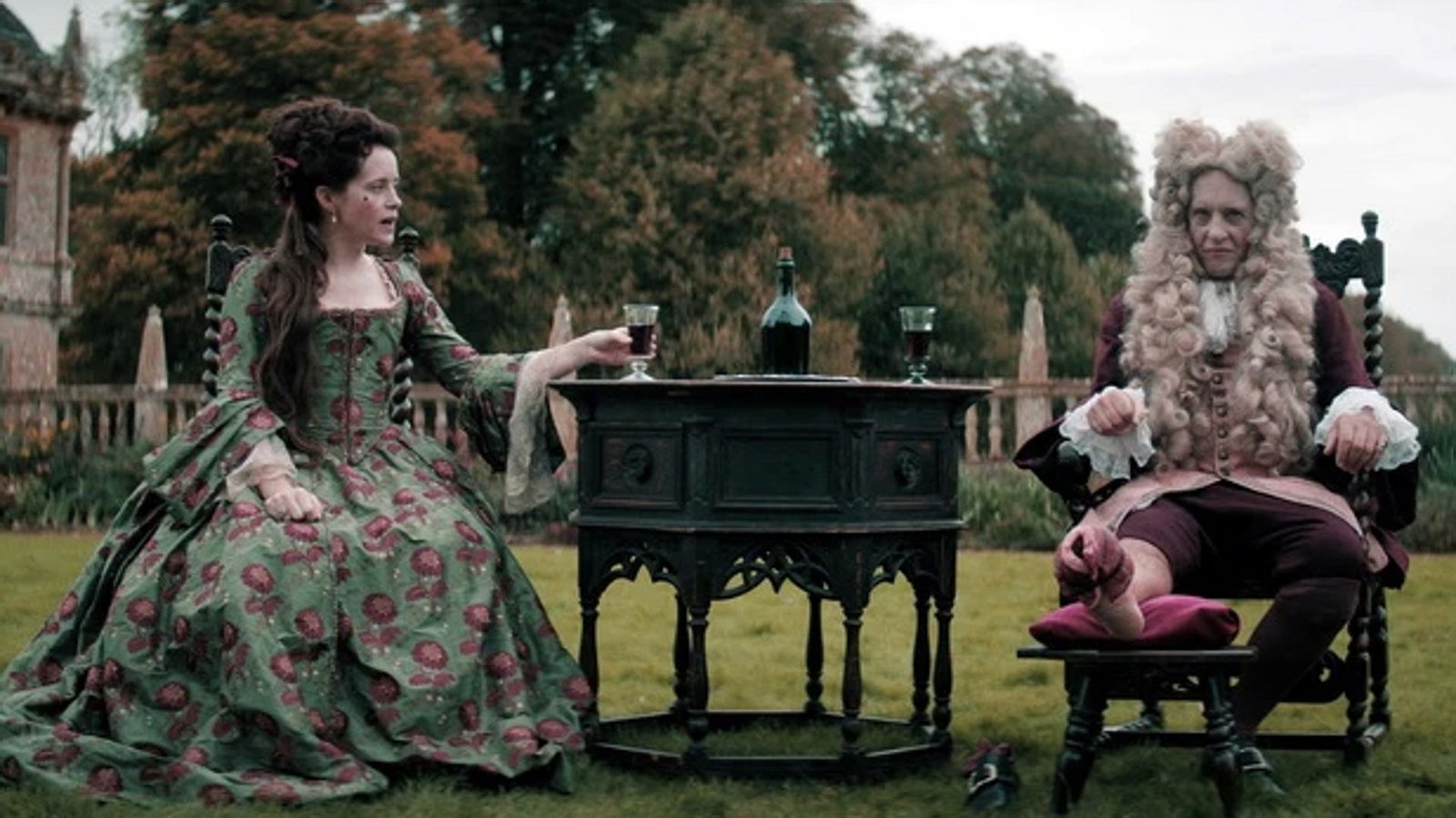 Am und auf dem adligen Krankenlager: Claire Foy als Lady Savage, Richard E. Grant als ihr Gatte Sir Chauncey.Foto: Sony/Paramount Am und auf dem adligen Krankenlager: Claire Foy als Lady Savage, Richard E. Grant als ihr Gatte Sir Chauncey.Foto: Sony/Paramount