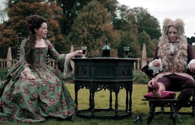 Am und auf dem adligen Krankenlager: Claire Foy als Lady Savage, Richard E. Grant als ihr Gatte Sir Chauncey.<span class='image-autor'>Foto: Sony/Paramount</span>