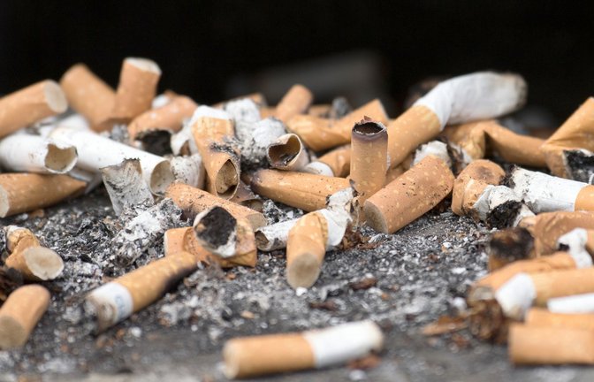 Billionen von Zigarettenkippen landen jedes Jahr in der Umwelt. (Symbolbild)<span class='image-autor'>Foto: Ralf Hirschberger/dpa-Zentralbild/dpa</span>