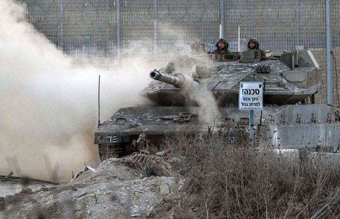 Ein israelischer Panzer steht an der Grenze zwischen Israel und dem Gazastreifen.<span class='image-autor'>Foto: Tsafrir Abayov/AP/dpa</span>