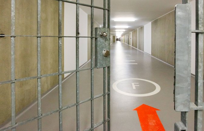 Blick in einen unterirdischen Verbindungsgang einer JVA, für viele Häftlinge der tägliche Arbeitsweg. (Symbolbild)<span class='image-autor'>Foto: /C3 Pictures</span>