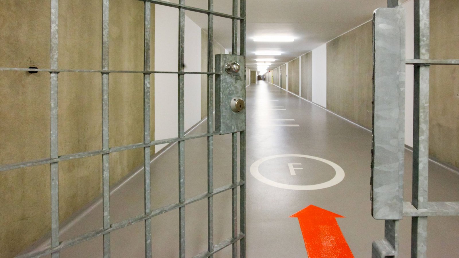 Blick in einen unterirdischen Verbindungsgang einer JVA, für viele Häftlinge der tägliche Arbeitsweg. (Symbolbild)Foto: /C3 Pictures Blick in einen unterirdischen Verbindungsgang einer JVA, für viele Häftlinge der tägliche Arbeitsweg. (Symbolbild)Foto: /C3 Pictures