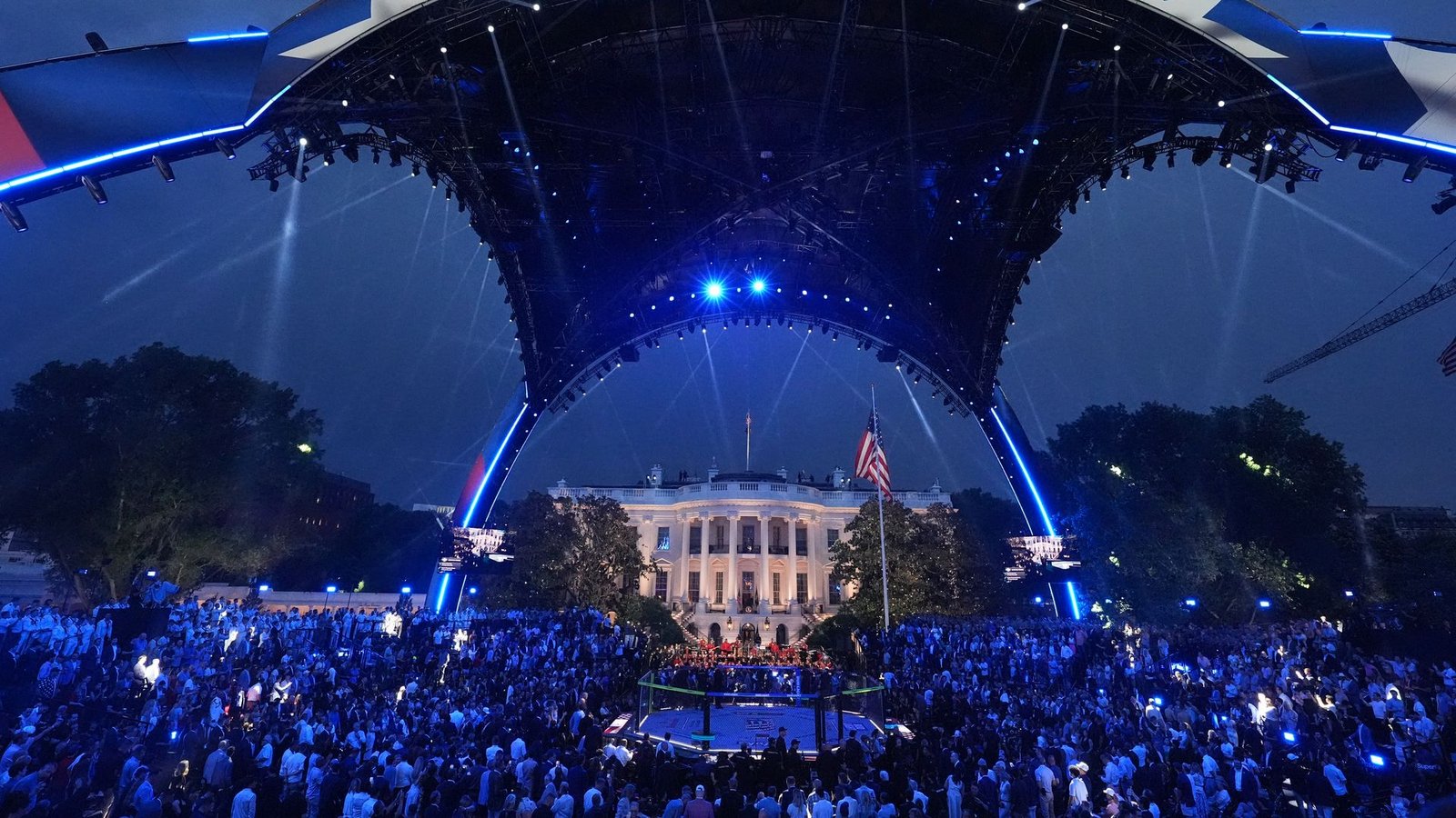 Die gewaltige Kuppelkonstruktion namens "The Claw" (die Kralle) lässt sogar das Weiße Haus klein wirken.Foto: Alex Brandon/AP/dpa