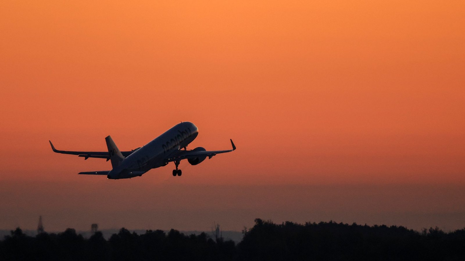 Pünktlich zur Urlaubszeit wird weniger Ticketsteuer fällig. (Archivbild)Foto: Jan Woitas/dpa/dpa-tmn