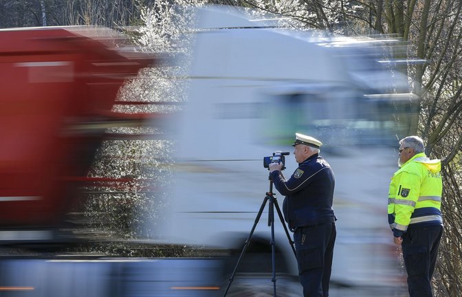 Laser-Kontrolle mit Handgerät (Symbolbild).<span class='image-autor'>Foto: Jan Woitas/dpa</span>