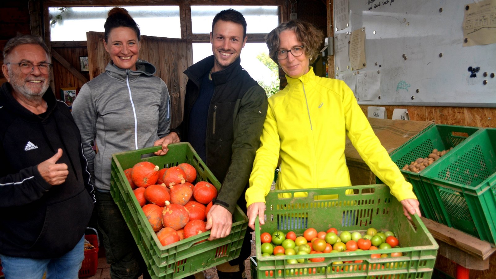Reiche Ernte (von links): Paul Sayer, Vera Wagner, Jakob Semsdorf und Friederike Keitel sind zufrieden. Fotos: Stahlfeld Reiche Ernte (von links): Paul Sayer, Vera Wagner, Jakob Semsdorf und Friederike Keitel sind zufrieden. Fotos: Stahlfeld