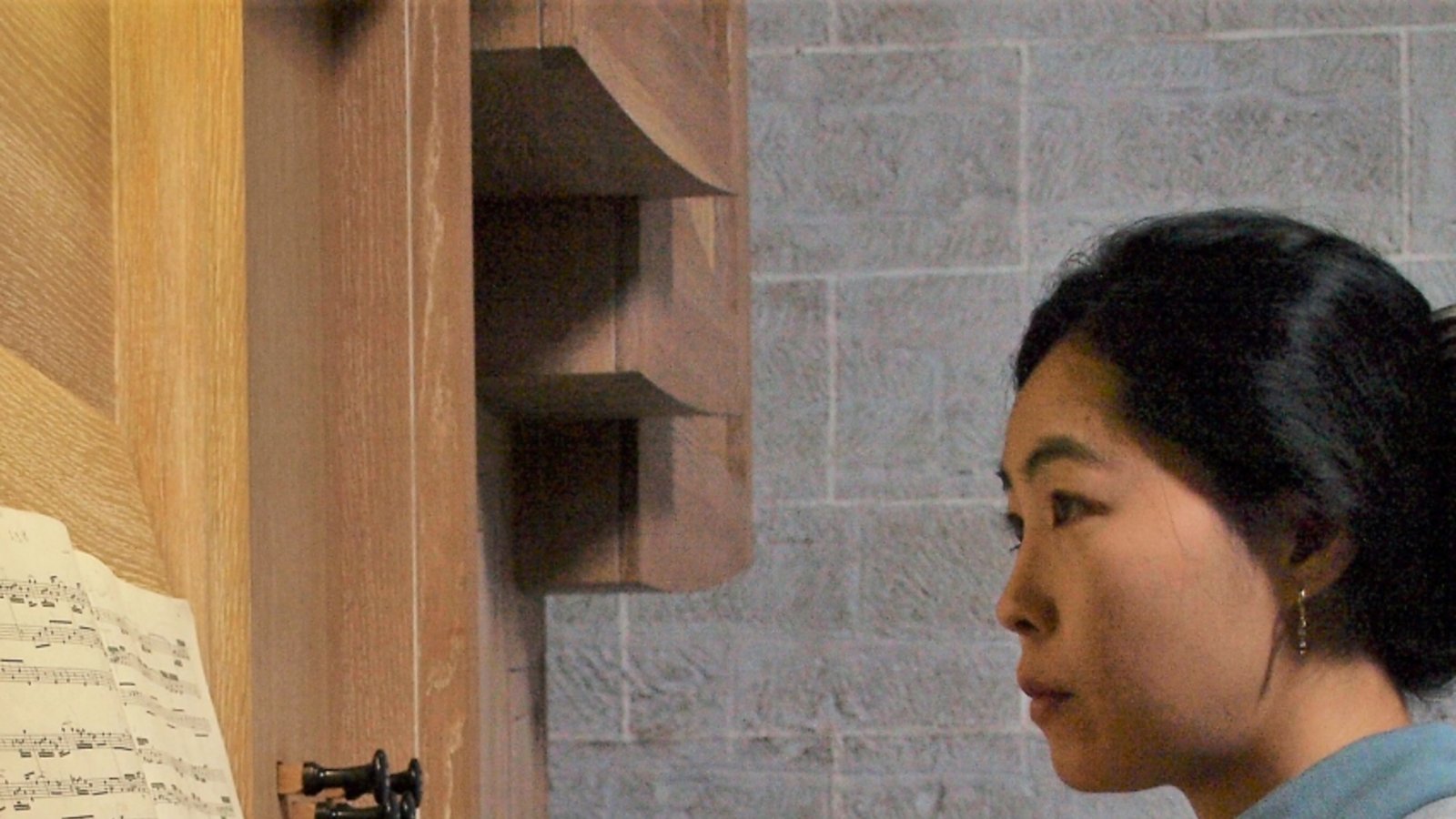 Die Neuenbürger Bezirkskantorin Sun Kim an der Grenzing-Orgel. Foto: Filitz Die Neuenbürger Bezirkskantorin Sun Kim an der Grenzing-Orgel. Foto: Filitz