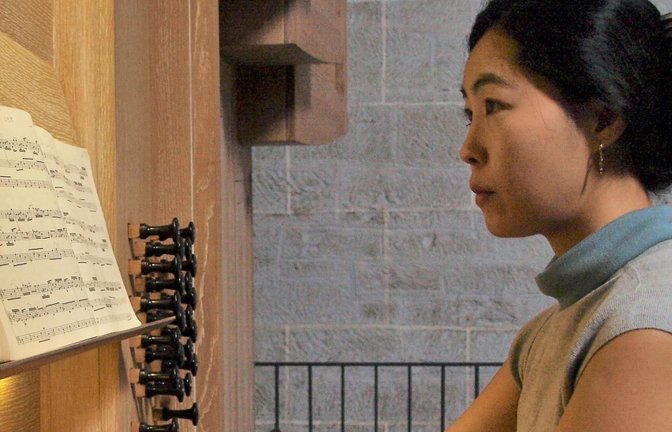 Die Neuenbürger Bezirkskantorin Sun Kim an der Grenzing-Orgel.  <span class='image-autor'>Foto: Filitz</span>
