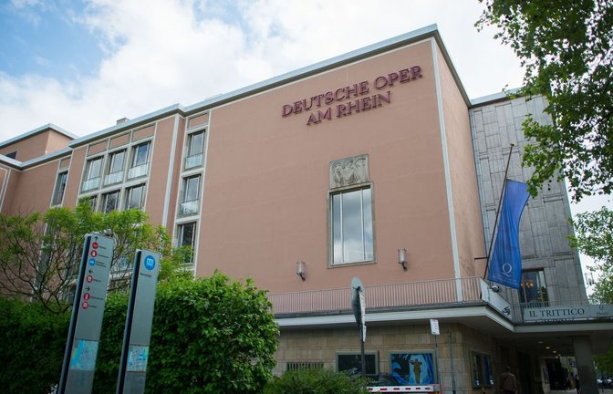 Das in die Jahre gekommene Opernhaus in Düsseldorf kämpft mit technischen Problemen. (Archivbild)<span class='image-autor'>Maja Hitij/dpa</span>