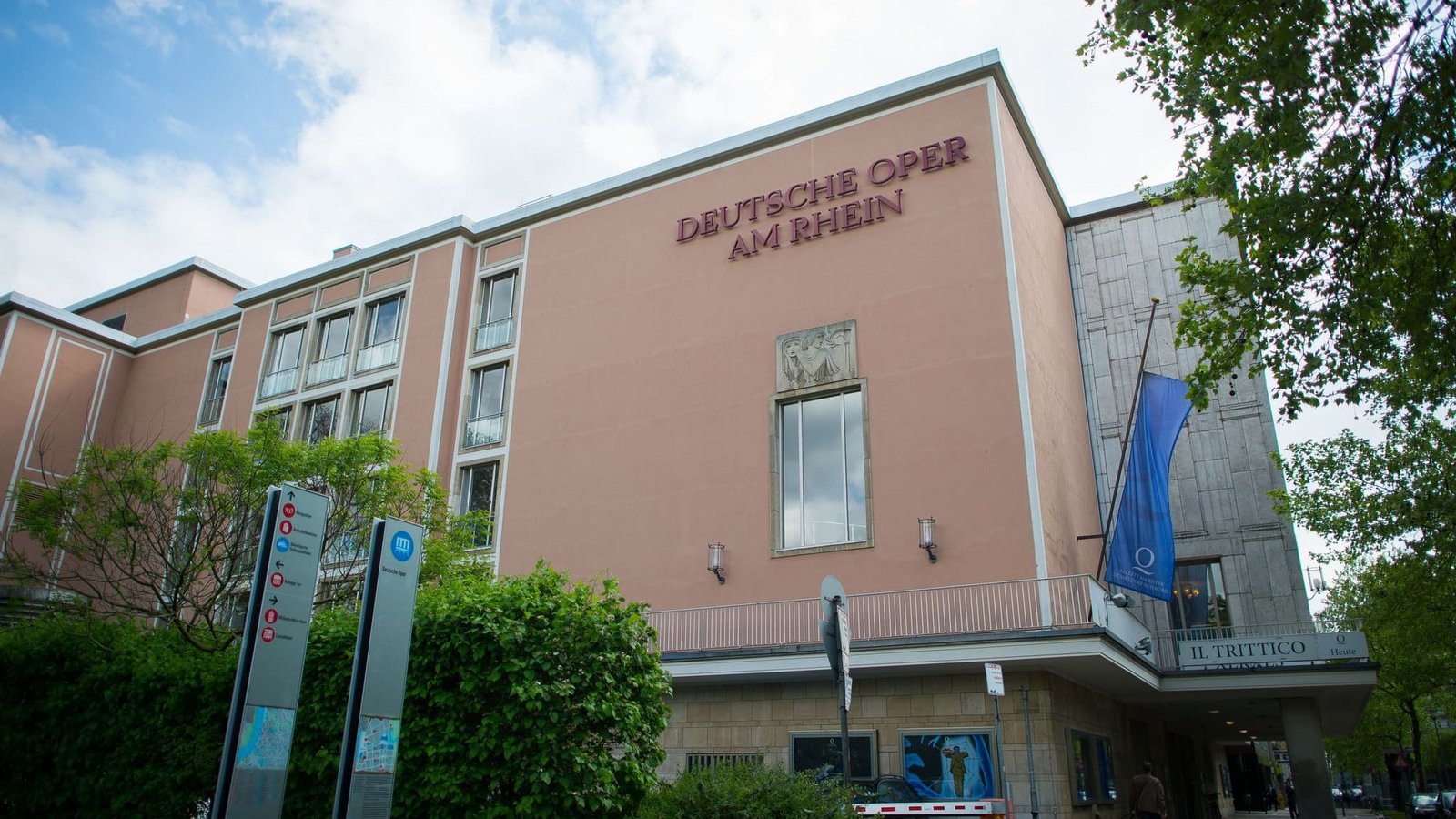 Das in die Jahre gekommene Opernhaus in Düsseldorf kämpft mit technischen Problemen. (Archivbild)Maja Hitij/dpa Das in die Jahre gekommene Opernhaus in Düsseldorf kämpft mit technischen Problemen. (Archivbild)Maja Hitij/dpa