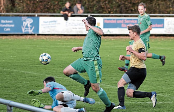 SGM-Torwart Maurice Müllner ist überwunden am Boden, während Iptingens Kapitän Benjamin Rapp auf Bastian Werthwein querlegt (Hintergrund). Tobias Mäule kommt zu spät, um das 2:0 für den SV Iptingen zu verhindern. Foto: Küppers