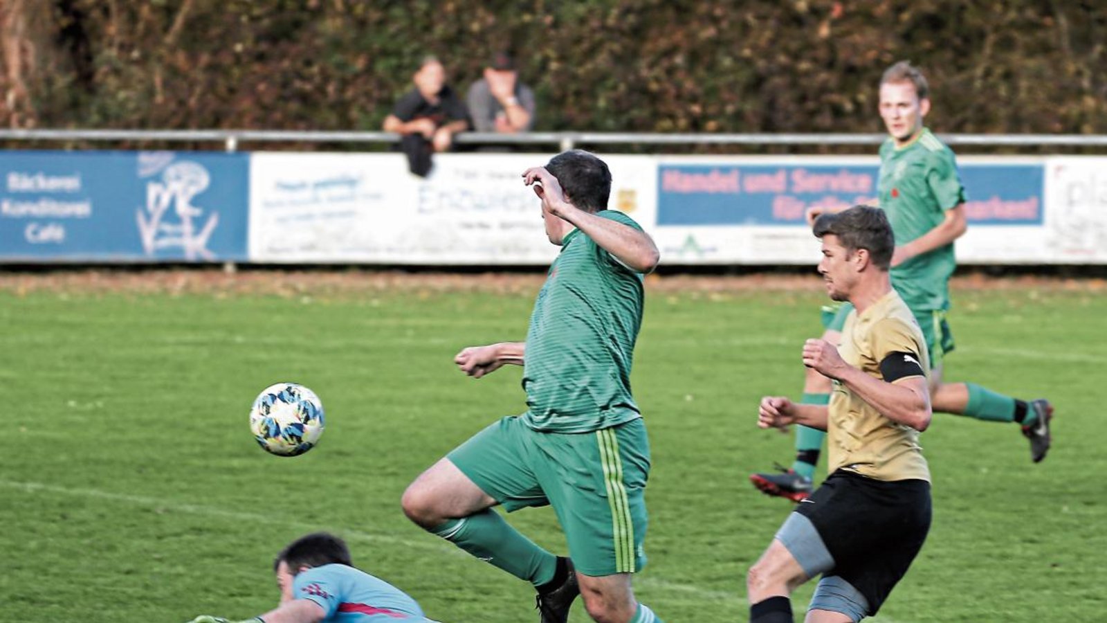 SGM-Torwart Maurice Müllner ist überwunden am Boden, während Iptingens Kapitän Benjamin Rapp auf Bastian Werthwein querlegt (Hintergrund). Tobias Mäule kommt zu spät, um das 2:0 für den SV Iptingen zu verhindern. Foto: Küppers