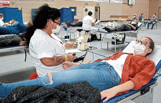 Caterina Scigliano betreut Spenderin Nadine Beisser. Fotos: Stahlfeld