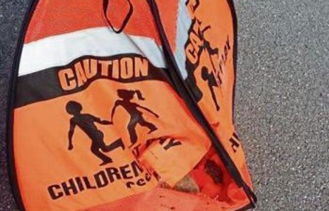 Umgefahren: Der Aufsteller sollte Autofahrer signalisieren, dass hier Kinder spielen. Foto: p