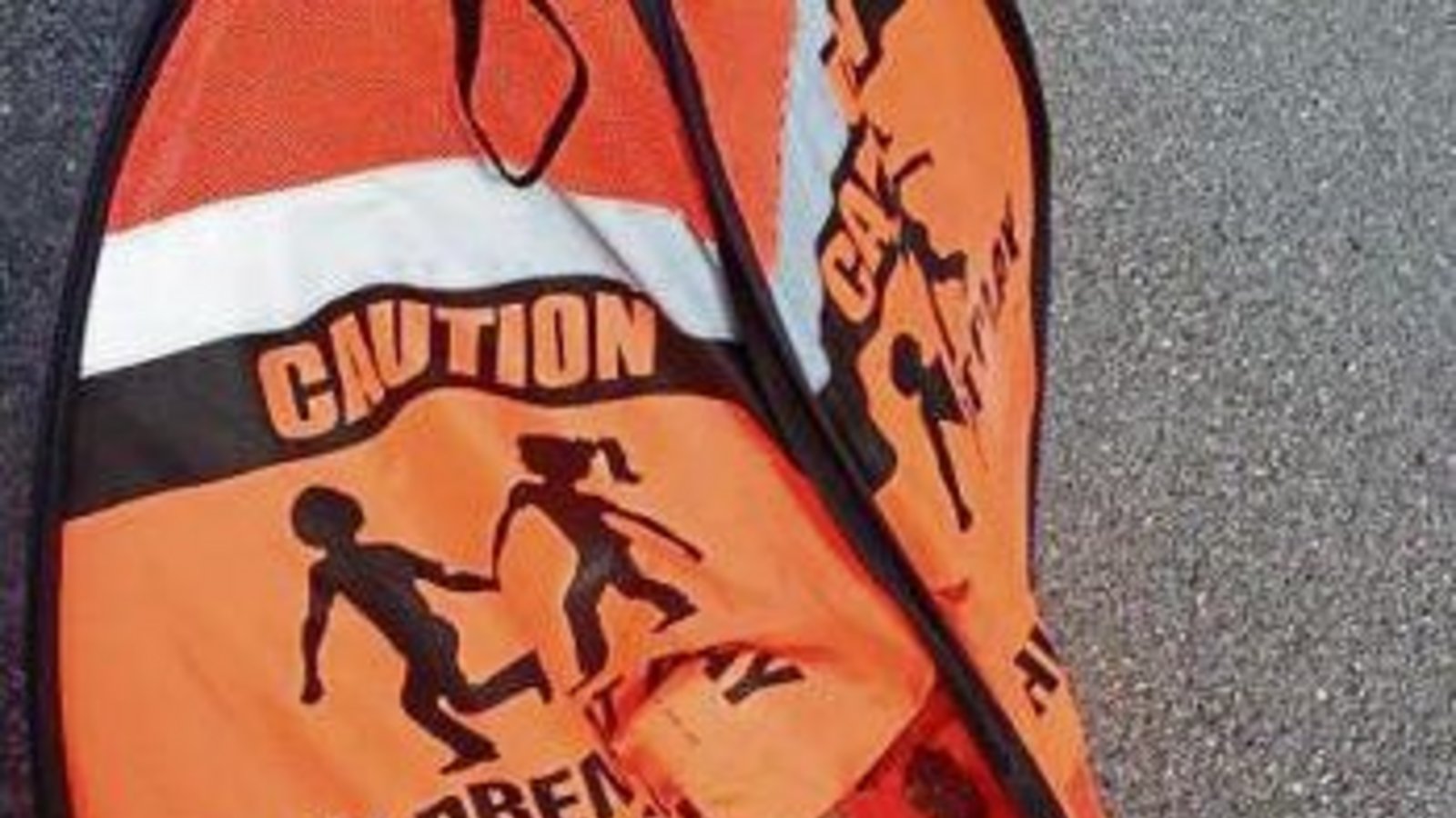 Umgefahren: Der Aufsteller sollte Autofahrer signalisieren, dass hier Kinder spielen. Foto: p Umgefahren: Der Aufsteller sollte Autofahrer signalisieren, dass hier Kinder spielen. Foto: p