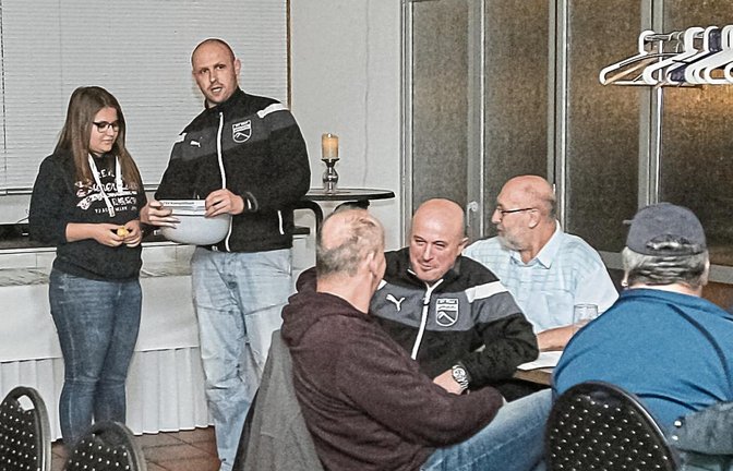 Lena Emanuele (links) hat als Losfee eine äußerst attraktive Stadtpokalgruppe mit den A-Ligisten TSV Kleinglattbach und TSV Enzweihingen sowie den B-Ligisten VfB Vaihingen, SGM Roßwag/Mühlhausen und SV Horrheim gezogen. Foto: Simecek