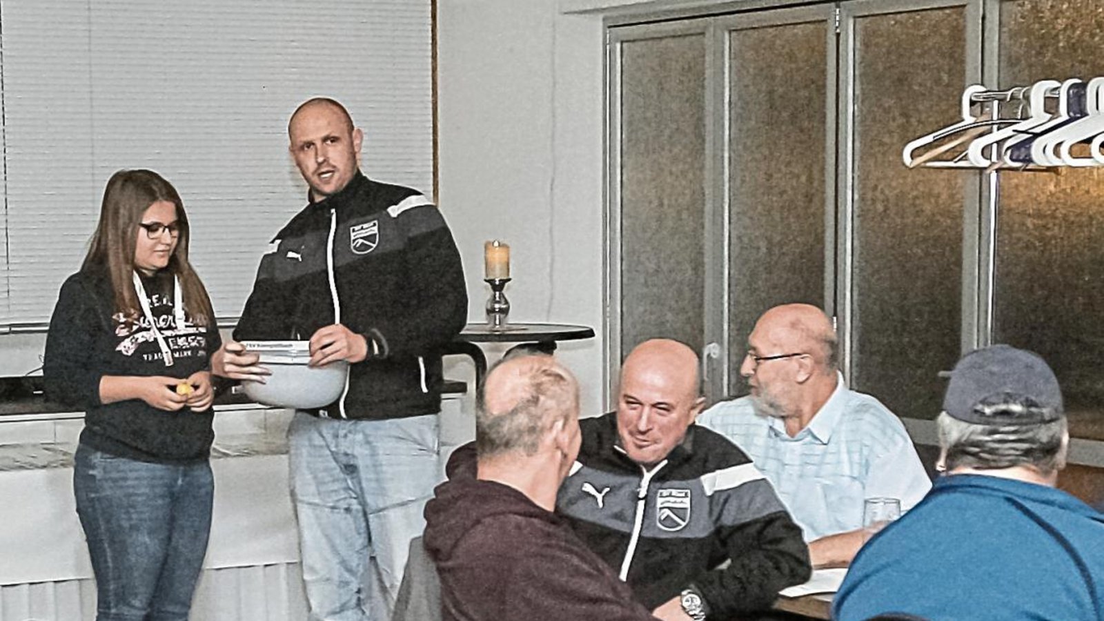 Lena Emanuele (links) hat als Losfee eine äußerst attraktive Stadtpokalgruppe mit den A-Ligisten TSV Kleinglattbach und TSV Enzweihingen sowie den B-Ligisten VfB Vaihingen, SGM Roßwag/Mühlhausen und SV Horrheim gezogen. Foto: Simecek Lena Emanuele (links) hat als Losfee eine äußerst attraktive Stadtpokalgruppe mit den A-Ligisten TSV Kleinglattbach und TSV Enzweihingen sowie den B-Ligisten VfB Vaihingen, SGM Roßwag/Mühlhausen und SV Horrheim gezogen. Foto: Simecek