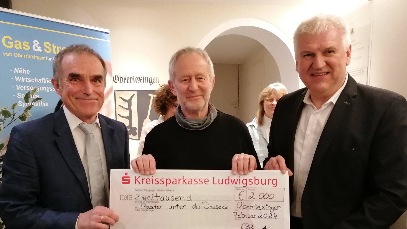 Erich Bannert (links) und Gerd Maisch (rechts) überreichen an den Vereinsvorsitzenden Bernd Schlegel eine Spende der Stadt.