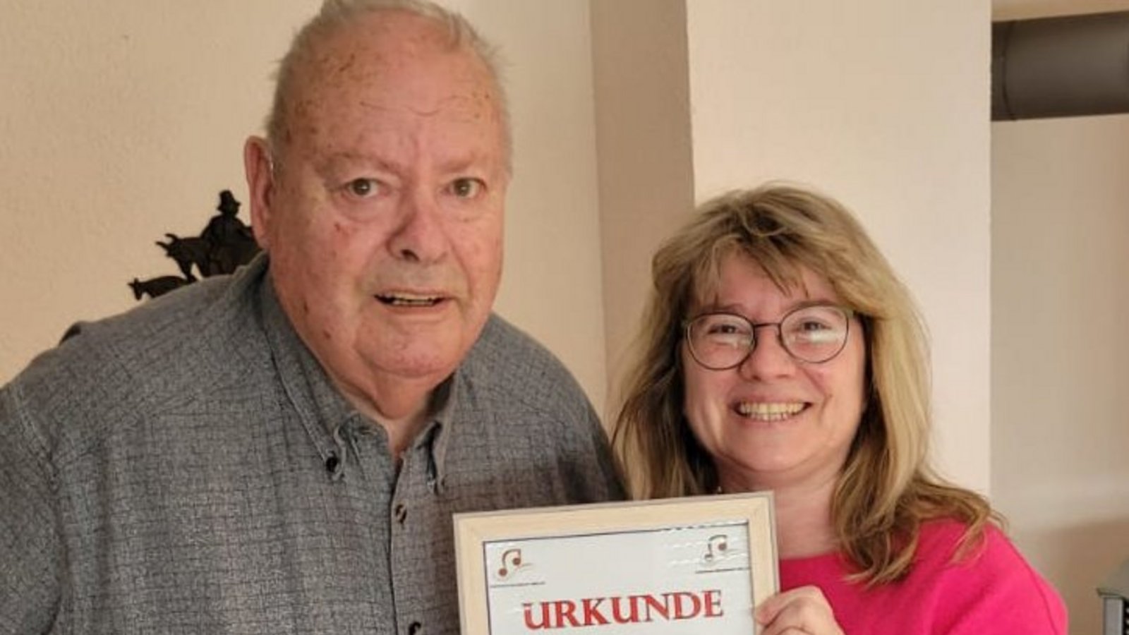 Auch er ist dem Liederkranz seit 70 Jahren treu: Helmut Steimle. Ramona Dunz gratuliert.