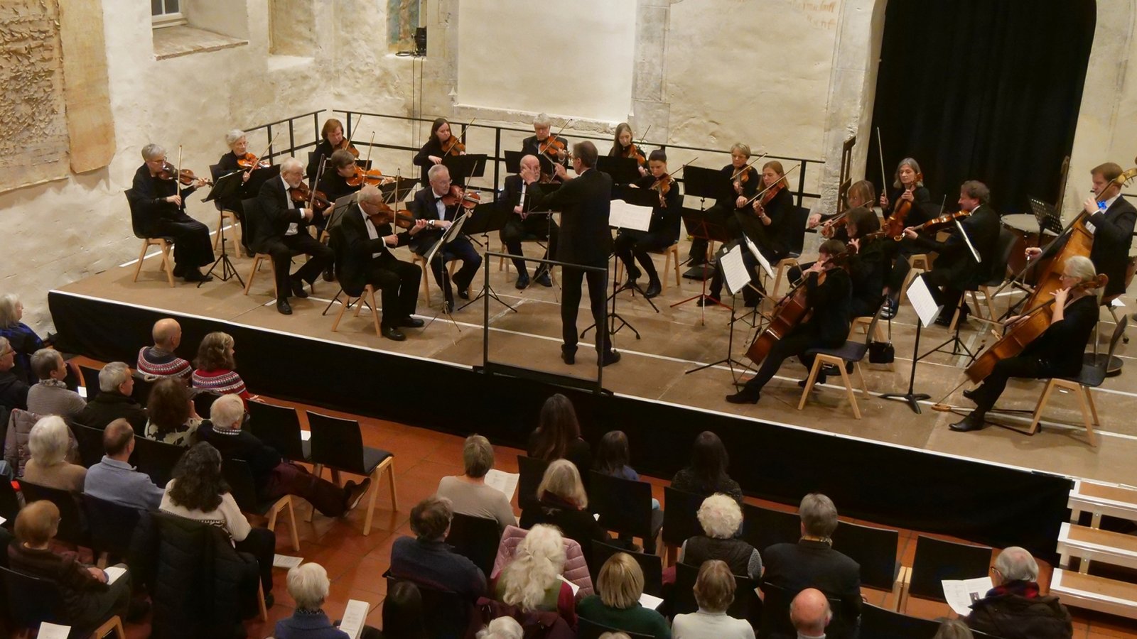 Die Peterskirche ist beim Auftritt des Kammerorchesters Vaihingen gut gefüllt. Fotos: Friedrich.