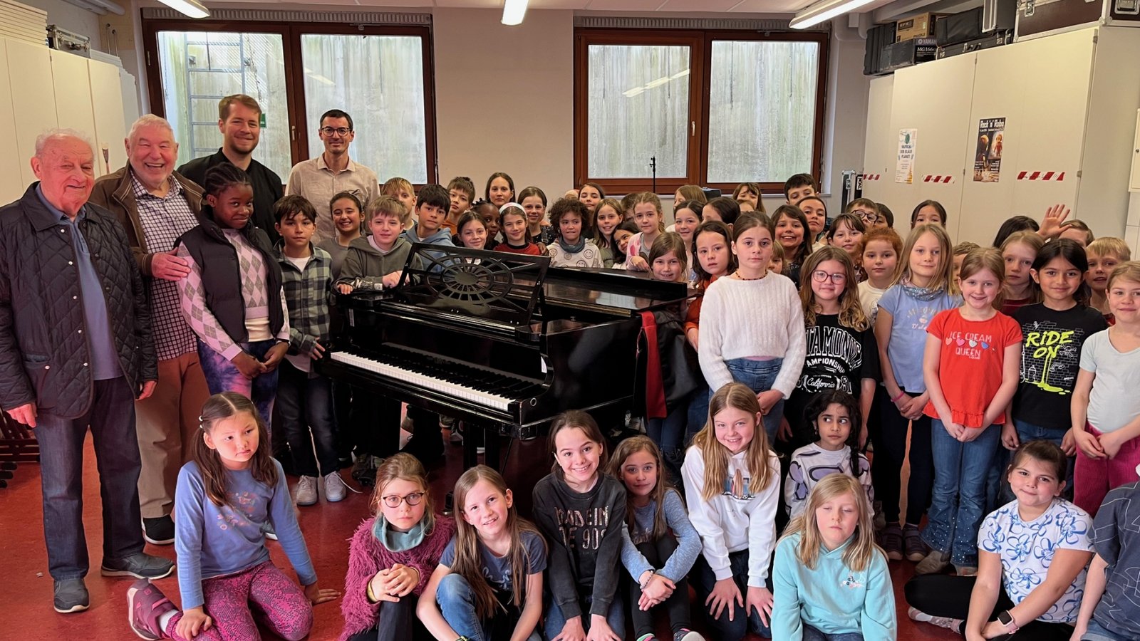 Freude über das tolle Geschenk: Die Schlossbergschule dankt dem Männergesangverein. Foto: p