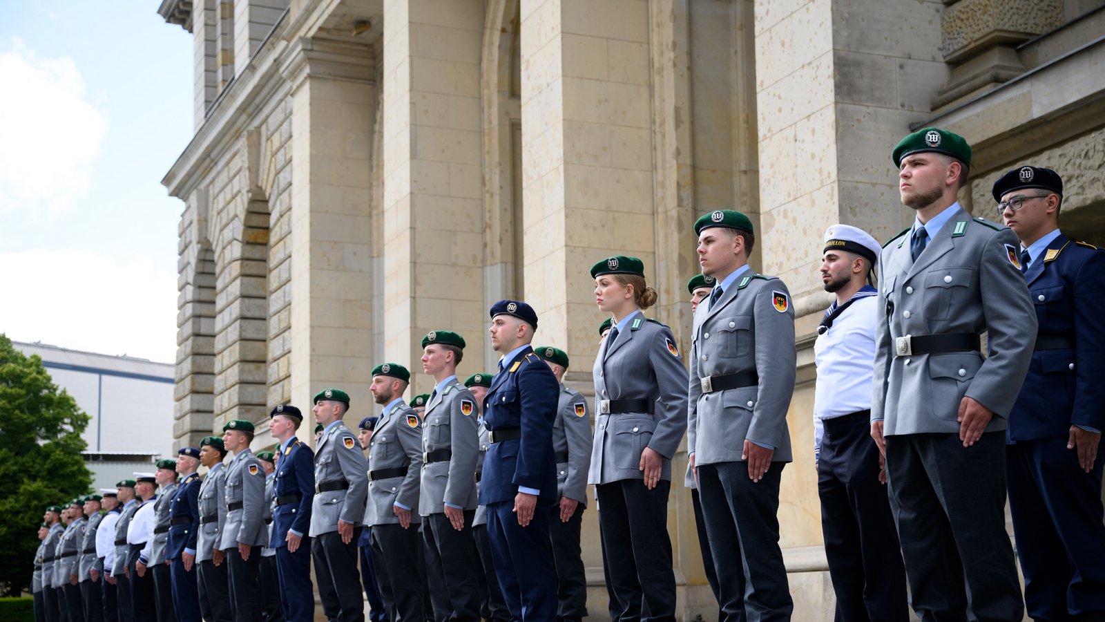 Bis zu 80 000 Soldatinnen und Soldaten fehlen der Bundeswehr, um den Vorgaben der Nato zu entsprechen. Foto: dpa-Bildfunk Bis zu 80 000 Soldatinnen und Soldaten fehlen der Bundeswehr, um den Vorgaben der Nato zu entsprechen. Foto: dpa-Bildfunk