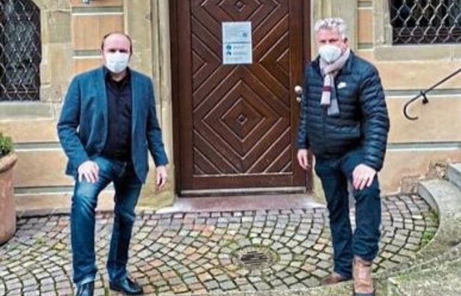 Schirmherr Jürgen Kessing (rechts) und Brillen-Mosqua Chef Markus Stammberger vor dem Bietigheimer Rathaus. Foto: p