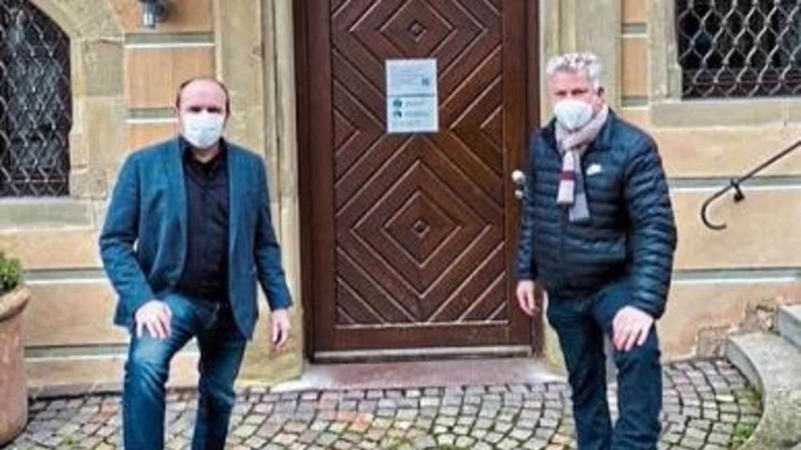 Schirmherr Jürgen Kessing (rechts) und Brillen-Mosqua Chef Markus Stammberger vor dem Bietigheimer Rathaus. Foto: p Schirmherr Jürgen Kessing (rechts) und Brillen-Mosqua Chef Markus Stammberger vor dem Bietigheimer Rathaus. Foto: p