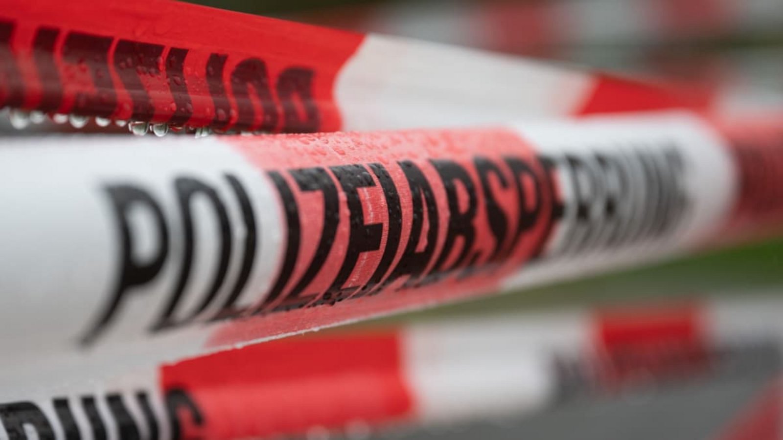 Die Polizei sperrte den Bereich ab. (Symbolbild)Sebastian Kahnert/dpa Die Polizei sperrte den Bereich ab. (Symbolbild)Sebastian Kahnert/dpa