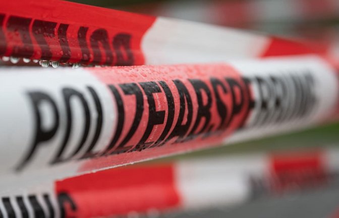 Die Polizei sperrte den Bereich ab. (Symbolbild)<span class='image-autor'>Sebastian Kahnert/dpa</span>