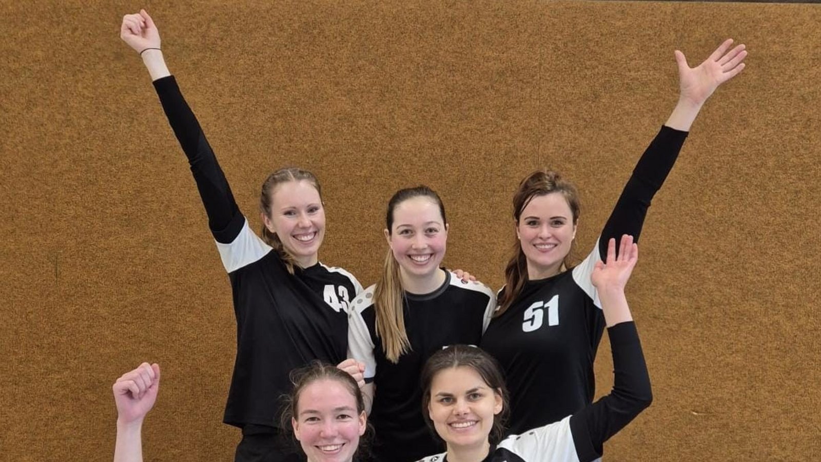 Das Team aus Enzweihingen freut sich über den Gewinn des Wanderpokals.  Foto: privat