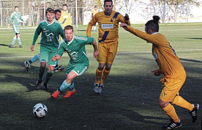 Der SV Iptingen führt nach zehn Minuten schon mit 2:0 und Marcel Gerschwitz (Mitte) legt sich erneut den Ball vor. Doch am Ende gewinnt der TSV Phönix Lomersheim mit 3:2. Foto: Küppers