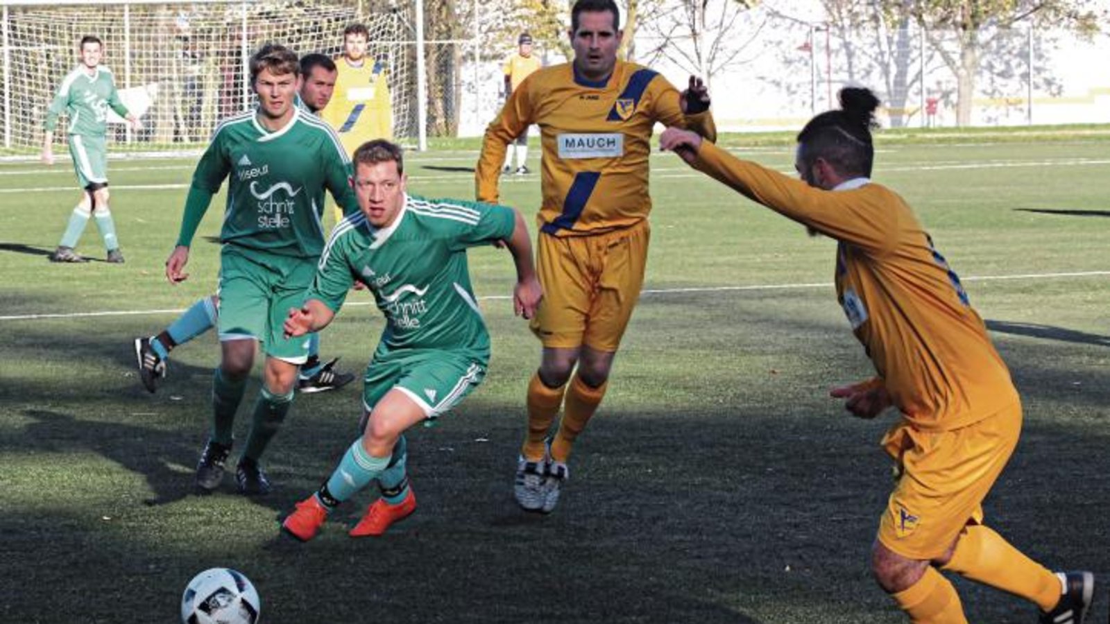 Der SV Iptingen führt nach zehn Minuten schon mit 2:0 und Marcel Gerschwitz (Mitte) legt sich erneut den Ball vor. Doch am Ende gewinnt der TSV Phönix Lomersheim mit 3:2. Foto: Küppers